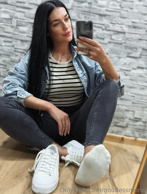 Goddess Mona Onlyfans pictures 3