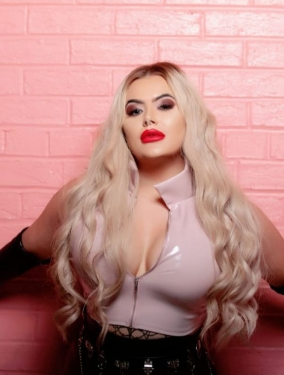 Miss Laura Onlyfans pictures 2